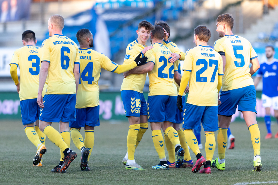 brøndby spillere fejrer mål mod Lyngby