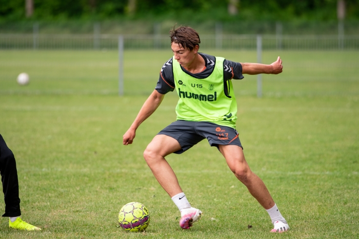 Louis Peña Christoffersen dribler